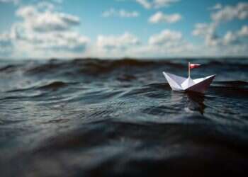 בית על מים סוערים