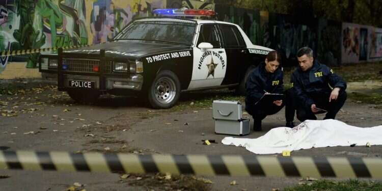 שוטרים בזירת הפשע. צילום שאטרסטוק "האמירה המוסרית הזו סמויה אך מחלחלת מבעד לפרטי הסיפור"