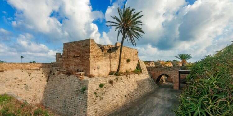 בת 800 ועדיין מועילה יותר מהמכשול מול עזה. חומת קיסריה הצלבנית. צילום: שאטרסטוק כל עוד נאמין שאין לנו אויבים, החומות שלנו יישארו פרוצות