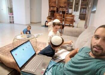 "שלחנו את הילדים שלנו ישר לתוך הכאוס הזה כי האמנו במערכת"