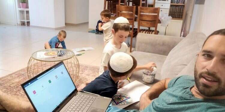 "שלחנו את הילדים שלנו ישר לתוך הכאוס הזה כי האמנו במערכת"