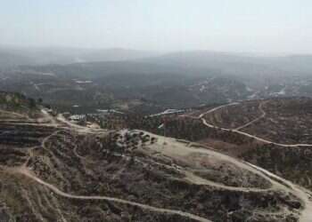 אתר תל-ארומה. בקצה השמאלי: בניית מסגת. צילום:  נמשך הרס העתיקות בתל-ארומה: "מנוגד לכל היגיון או מוסר"