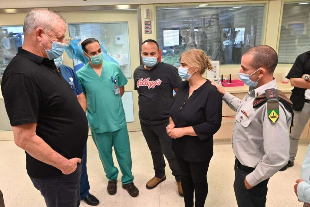 בני גנץ בביקור בביהח תל השומר צילום: אריאל חרמוני משרד הביטחון