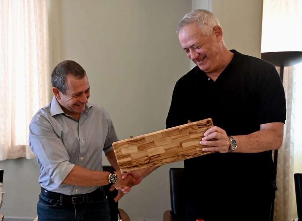 שר הביטחון בני גנץ עם ראש השב