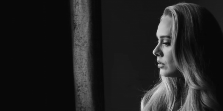 אדל בקליפ החדש שלה, Easy on Me. צילום מסך מיוטיוב הקאמבק בעיצומו: הסינגל החדש של אדל כבר שובר שיאים