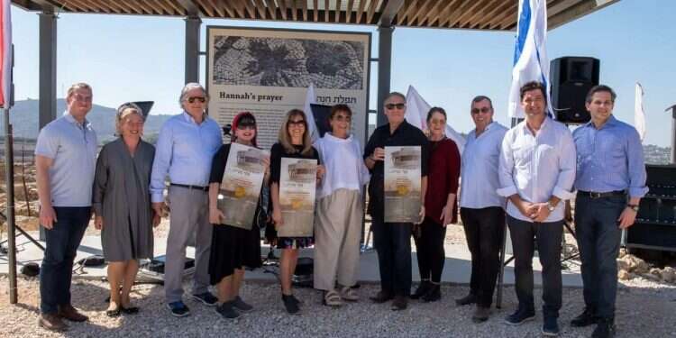 פומפאו באתר שילה הקדומה. צילום: שחר כהן מייק פומפאו ביקר בשילה הקדומה: "שגשוג מטעי הזיתים כאן הוא נס"
