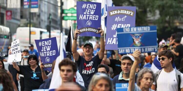 מחאה נגד החלטת בן אנד ג'ריס. צילום: גטי אימג'ס הישג נגד תנועות החרם: מפעל בן אנד ג'ריס בישראל לא ייסגר