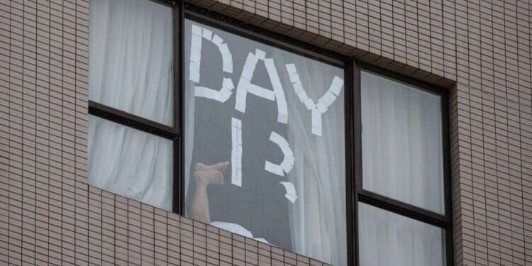 בידוד מהגיהנום: תושבים שחוזרים להונג-קונג עוברים מסכת עינויים