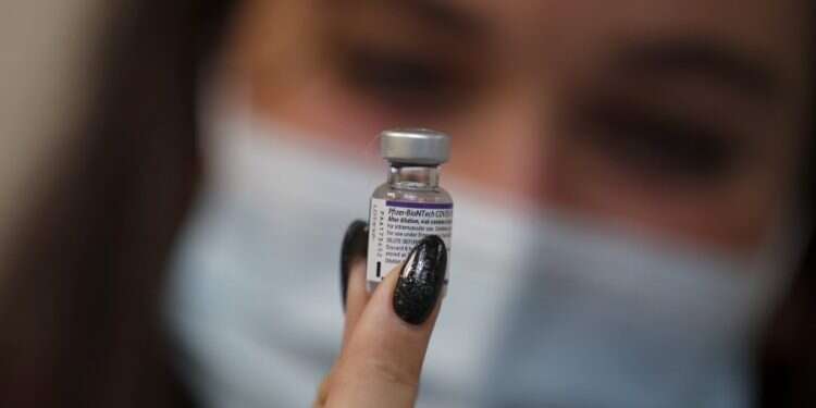 בקבוקון חיסון נגד קורונה של פייזר בישראל. צילום: EPA אחוז הנדבקים החיוביים בקורונה ממשיך לרדת: 0.63 ביממה האחרונה