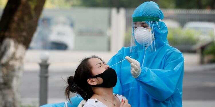 נפרדים מהמסכות? צילום: EPA חולה קורונה בן 12 נמצא נושא את הווריאנט "דלתא פלוס"