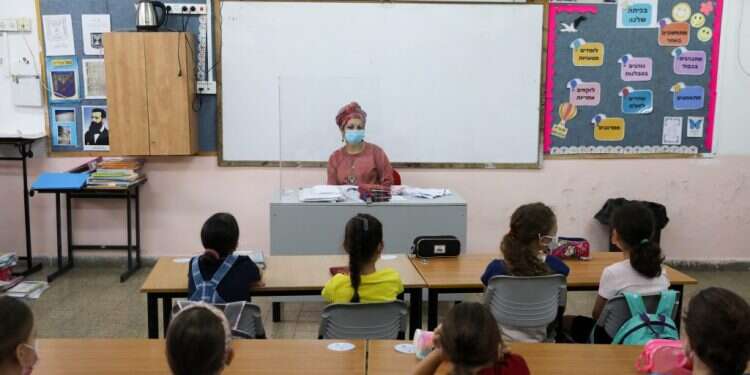 לימודים בבית הספר תחת נהלי הקורונה. צילום: EPA סוף לבידודי התלמידים בערים הירוקות?