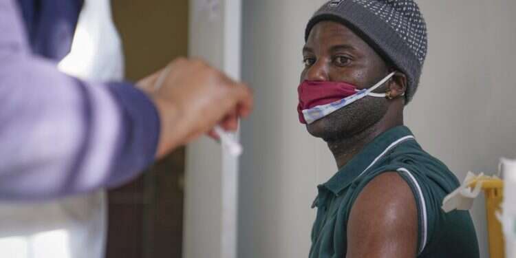 מתן חיסון לקורונה בדרום אפריקה. צילום: EPA "פריצת דרך": מודרנה תעביר למדינות אפריקה עשרות מיליוני חיסונים