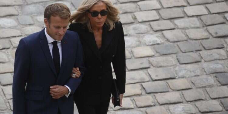 על הפער התרבותי כבר נכתב המון, אבל הפער של הגיל פחות מדובר. נשיא צרפת, עמנואל מקרון ואשתו 	בריז'יט טרונייה. צילום: EPA