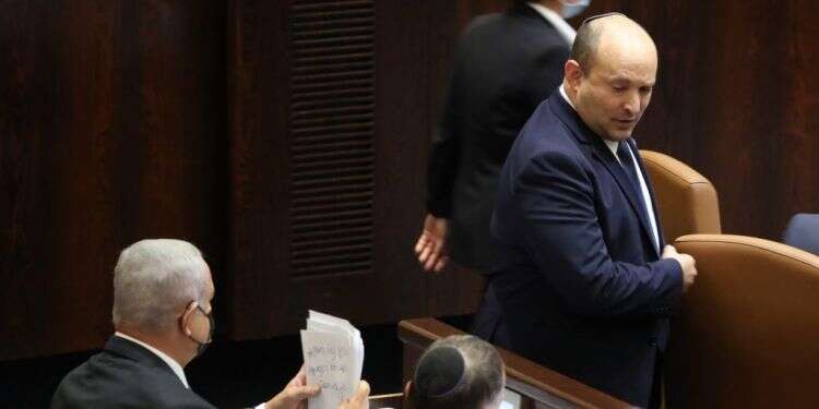 בנט ונתניהו בפתיחת כנס החורף בכנסת. צילום: EPA המריבות, העימותים: כנס החורף בכנסת המשיך באופן ישיר את הקודם