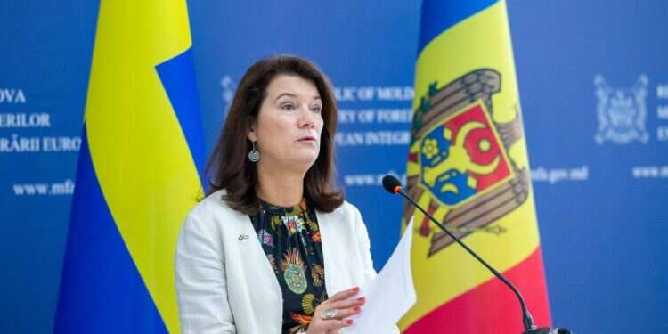 שרת החוץ השוודית אן לינדה. צילום: EPA לראשונה מאז ההכרה ב"פלסטין": שרת החוץ השוודית נחתה בישראל