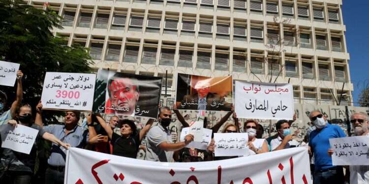 מחאה מחוץ לבנק בביירות, לבנון. צילום: EPA יותר מ-20 אלף לדולר: הלירה הלבנונית שוב צונחת