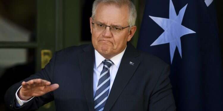 ראש ממשלת אוסטרליה סקוט מוריסון. צילום: AP "ארמון של פחדנים": אוסטרליה מבקשת שפייסבוק תישא באחריות על תגובות אנונימיות