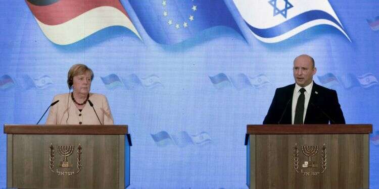 נפתלי בנט ואנגלה מרקל. צילום: EPA בנט: "משמעות הקמת מדינה פלסטינית היא שתקום מדינת טרור"