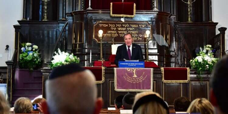 ראש ממשלת שבדיה סטפן לוון נואם בפורום למאבק באנטישמיות במאלמו. צילום: EPA רבנים ונציגים מקומיים הודרו מהפורום למאבק באנטישמיות בשוודיה