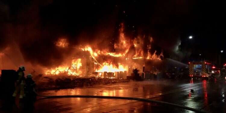 השריפה בבניין מגורים בטאיוואן. צילום: EPA ים של להבות בטאיוואן: לפחות 46 נהרגו בשריפת ענק