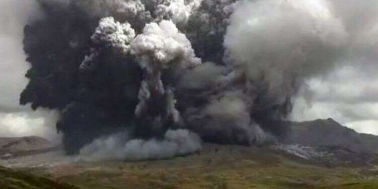 התפרצות הר הגעש ביפן: הסוכנות המטאורולוגית מזהירה מעלייה בפעילות געשית