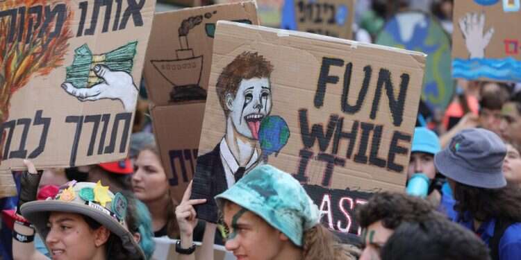 הפגנה בעד המאבק בשינוי אקלים בישראל. צילום: EPA אל תשאירו את האקלים בידי השמאל החילוני
