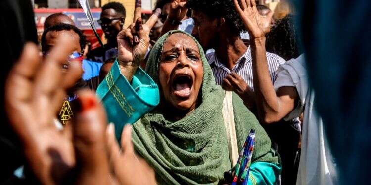 מפגינים בחרטום. צילום: EPA 11 הרוגים, למעלה מ-100 פצועים: כוננות ביטחונית גבוהה בסודן