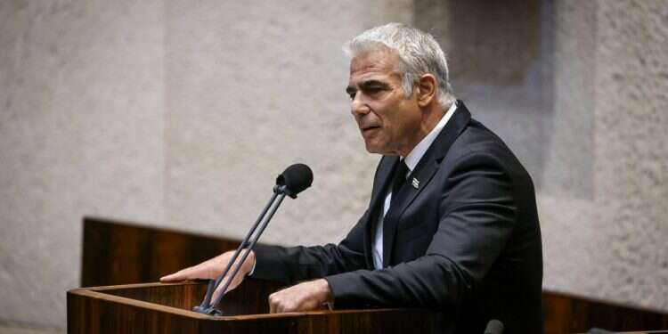 יאיר לפיד במליאה באזכרה לרבין. "צאצאיו האידיאולוגיים של יגאל עמיר יושבים עכשיו בכנסת"