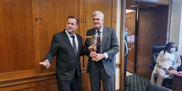 דגן עם הסנאטור קסידי. צילום: באדיבות המועצה האזורית שומרון ראש מועצת שומרון פועל בוושינגטון "כדי להפעיל לחץ נגדי על הממשל בענייני יו"ש"