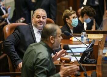 חוק החשמל עבר בטרומית. שקד ובנט נעדרו מהמליאה