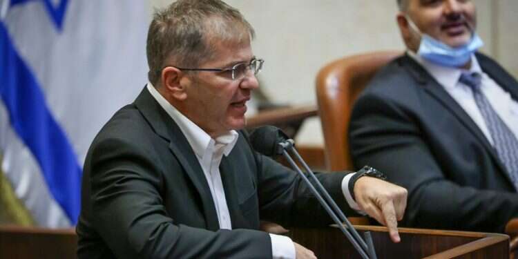 השר יואב קיש במליאת הכנסת. צילום: נועם מושקוביץ, דוברות הכנסת חוק החשמל עבר בטרומית. שקד ובנט נעדרו מהמליאה