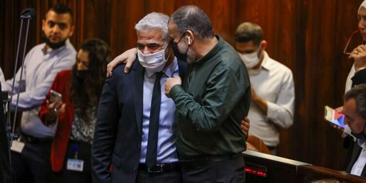 שר החוץ לפיד ווואליד טאהא במליאת הכנסת. צילום: נועם מושקוביץ, דוברות הכנסת חוק החשמל עבר בטרומית. שקד ובנט נעדרו מהמליאה