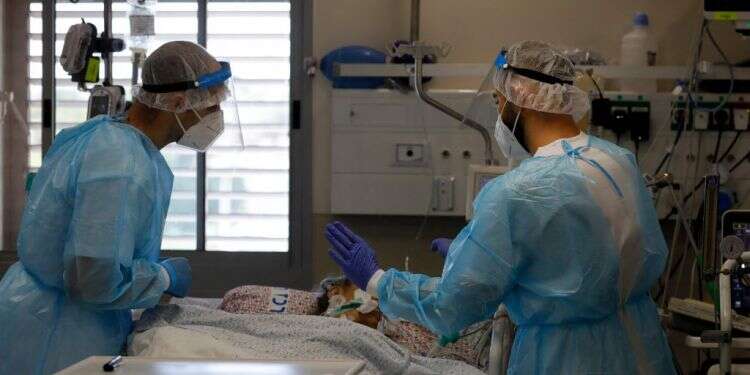 מחלקת קורונה בבית החולים זיו. צילום: AFP המגפה דועכת: מספר החולים קשה ירד ל-505