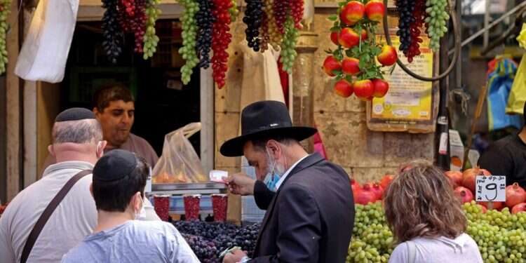שוק מחנה יהודה. צילום: AFP הגל הרביעי ממשיך לדעוך: 1,023 מאומתים חדשים בשבת