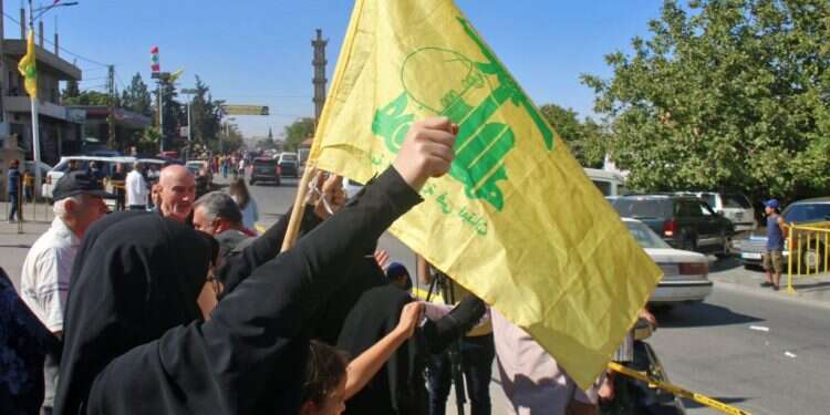 הפגנת תמיכה בחיזבאללה בלבנון. צילום: AFP קרבות פנימיים בלבנון: ירי על מפגיני חיזבאללה בבירות