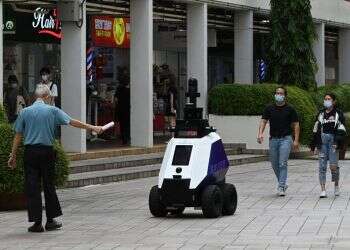 סינגפור: רובוטים מסיירים ברחובות ומחלקים הוראות