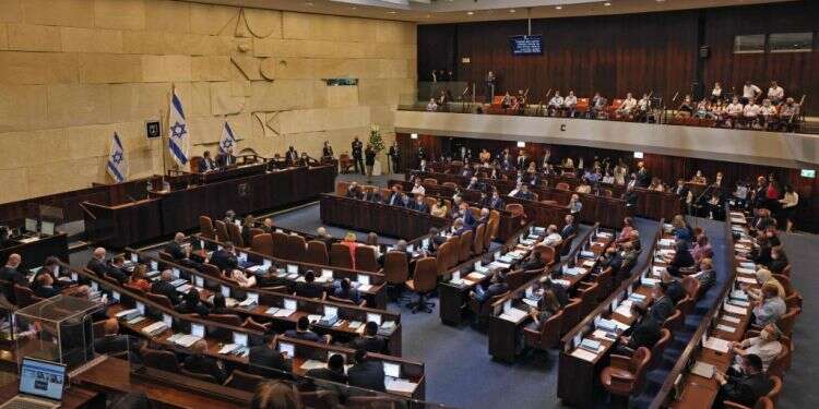 מליאת הכנסת. צילום: AFP "נו תרביץ לי": חשש מהידרדרות לאלימות פיזית בכנסת