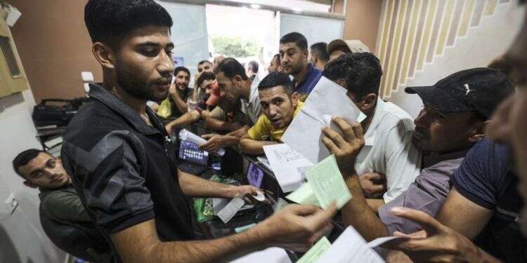 פועלים בעזה נרשמים לקבלת אישור עבודה בישראל. צילום: AFP אלפי פועלים מרצועת עזה נרשמו לקבלת היתר עבודה בישראל