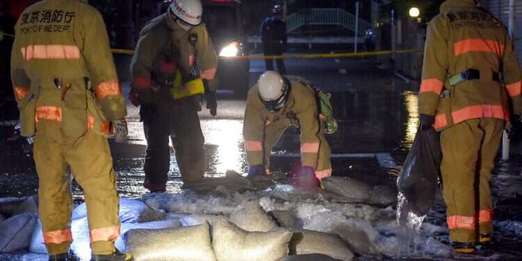 עובדי חירום מבקשים לתקן צינור שהתפוצץ בטוקיו בעקבות רעידת האדמה. צילום: AFP רעידת אדמה עוצמתית זעזעה את טוקיו; אין חשש לצונאמי