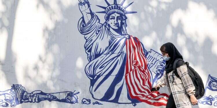 ציור קיר אנטי-אמריקני באיראן. צילום: AFP ראש תוכנית הגרעין האיראנית: יש בידינו יותר אורניום מועשר משדווח