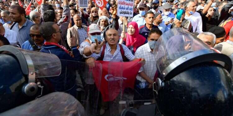 ההפגנות בתוניסיה. צילום: AFP תוניסיה: מפגינים נגד ההפיכה של הנשיא סעיד