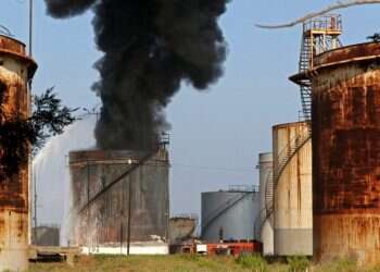 שרפה בלבנון בסמוך למתקני נפט; חשש משיבוש נוסף באספקת החשמל