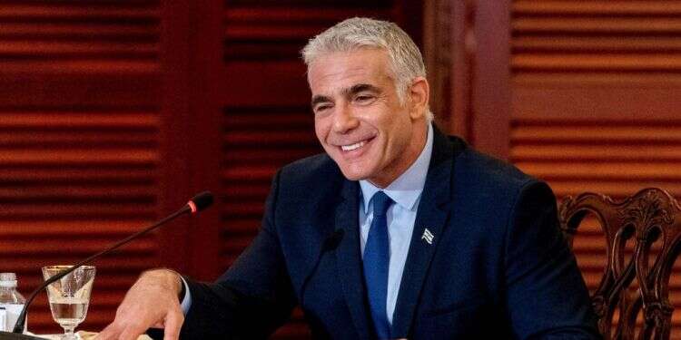 שר החוץ יאיר לפיד. צילום: AFP האם הבטיח לפיד את פתיחת הקונסוליה במזרח ירושלים?