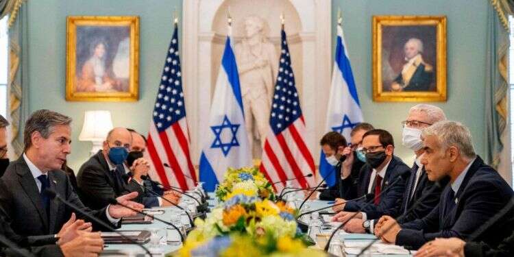 שר החוץ יאיר לפיד נפגש עם מזכיר המדינה האמריקני אנטוני בלינקן. צילום: AFP העולם משתנה, ועלינו להיערך למצב שבו רק אנחנו נוכל להגן על עצמנו