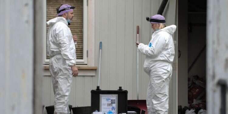 חוקרים פורנזיים של משטרת נורווגיה באחת מזירות הרצח. צילום: AFP לא פיגוע, בלי חץ וקשת: משטרת נורווגיה משנה גרסה במתקפה הרצחנית