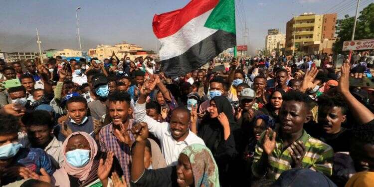 מחאה נגד ההפיכה הצבאית בסודן. צילום: AFP חמאס וחיזבאללה מחככים ידיים בהנאה נוכח המשבר בסודן