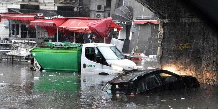 שיטפונות בעיר קטניה שבסיציליה. צילום: AFP  שיטפונות בסיציליה: יומיים רצופים של גשם גרמו למותם של שניים