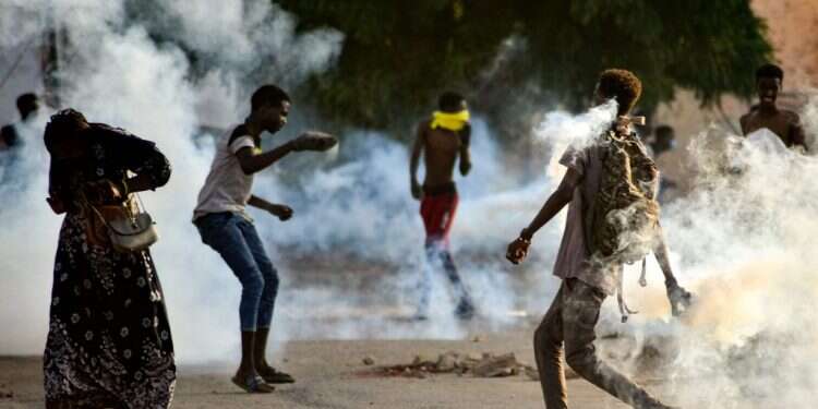 המהפכה בסודן: מפקד הצבא פיטר 6 שגרירי מדינות