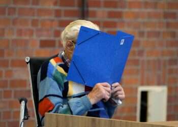 בגיל 100: החל משפטו של שומר נאצי לשעבר במחנה ריכוז