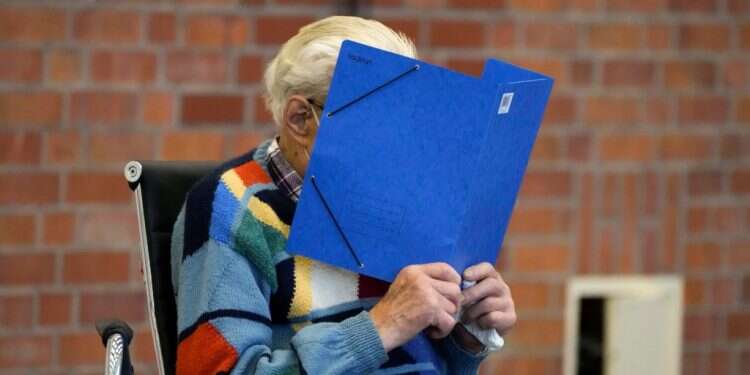 יוזף שוץ. צילום: AP בגיל 100: החל משפטו של שומר נאצי לשעבר במחנה ריכוז